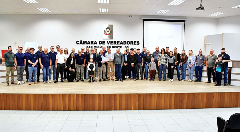 Direção e funcionários da Cooperoeste que estavam na sessão
