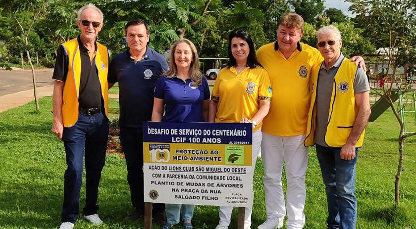 Alguns integrantes do Lions São Miguel na praça