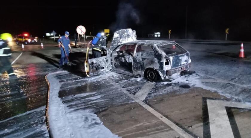 Veículo pega fogo após colisão frontal com motocicleta