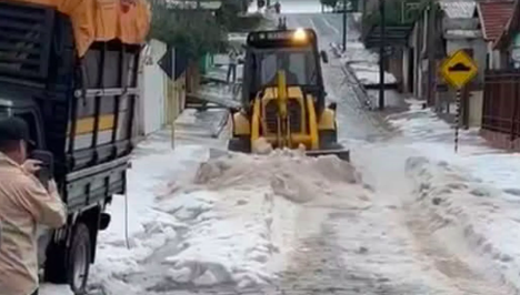 Ruas ficam cobertas de gelo após tempestade no RS