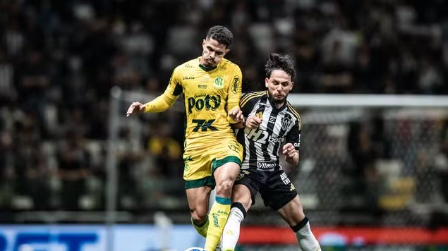 Com Hulk no banco, Atlético derrota o Mirassol com um a menos desde o 1º tempo e respira no Brasileiro