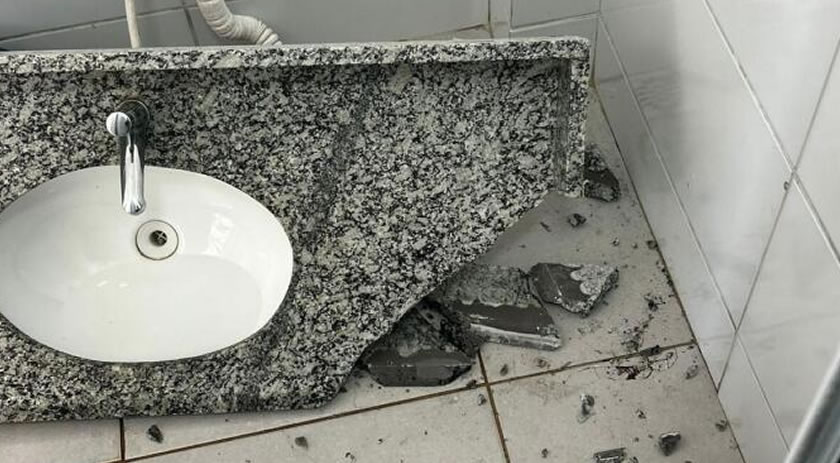 Prefeitura repudia vandalismo em banheiro da Praça Municipal