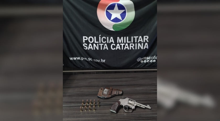 Polícia Militar prende mulher por posse de arma e ameaça