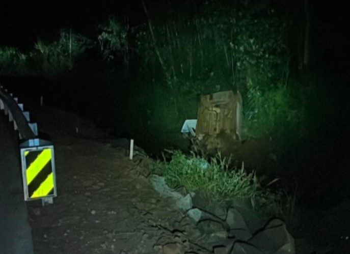 Capotamento na SC-305 deixa três pessoas feridas