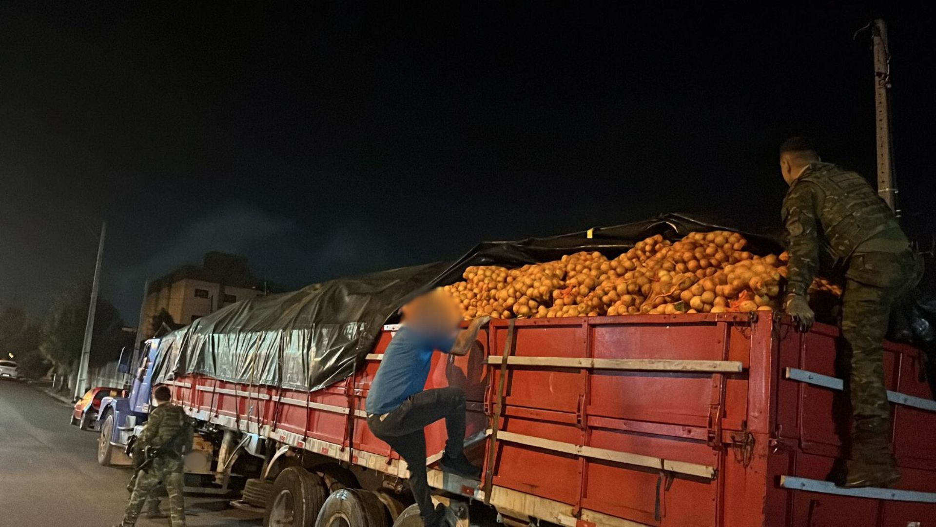 BPFRON apreende caminhão carregado com 22 toneladas de laranjas clandestinas vindas da Argentina