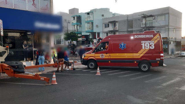 Acidente entre carro e ciclista mobiliza Bombeiros e PM
