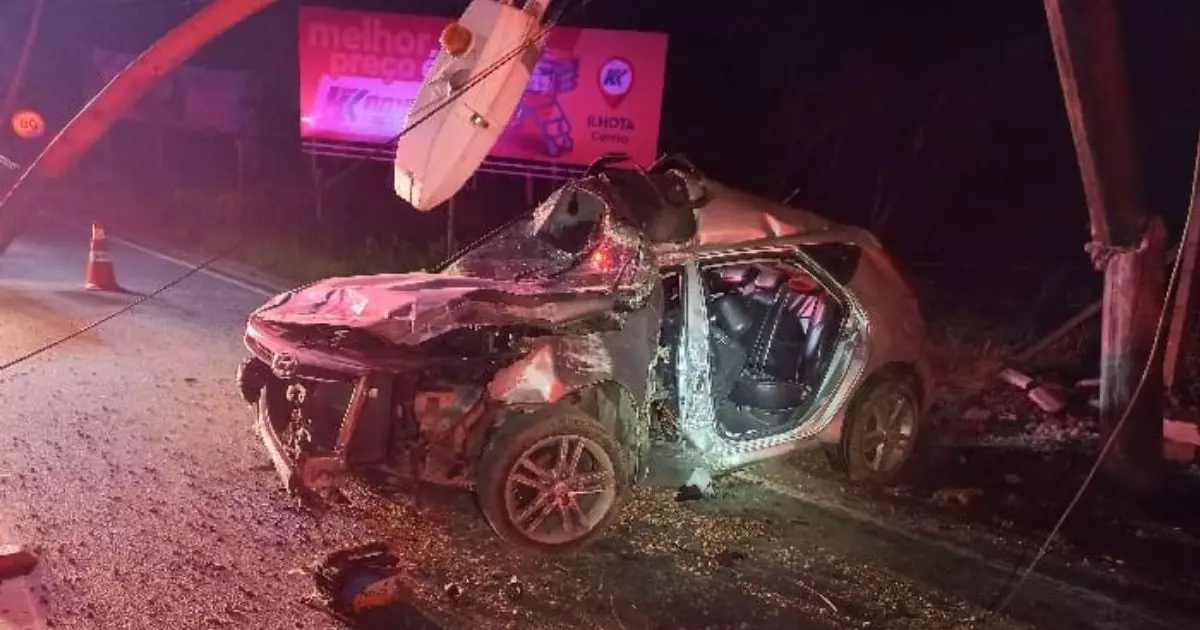 Motorista morre após colidir contra poste e Ilhota fica sem luz