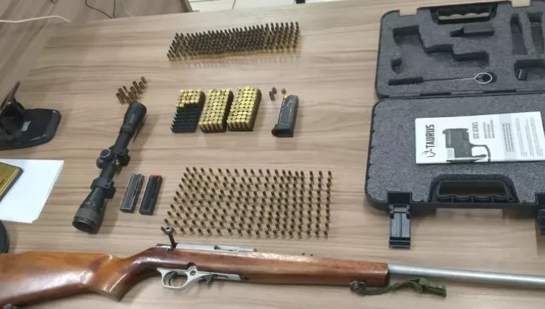 Homem é preso por posse ilegal de arma e munições em SC