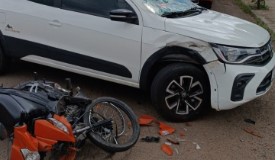 Motociclista fica ferido em colisão com carro
