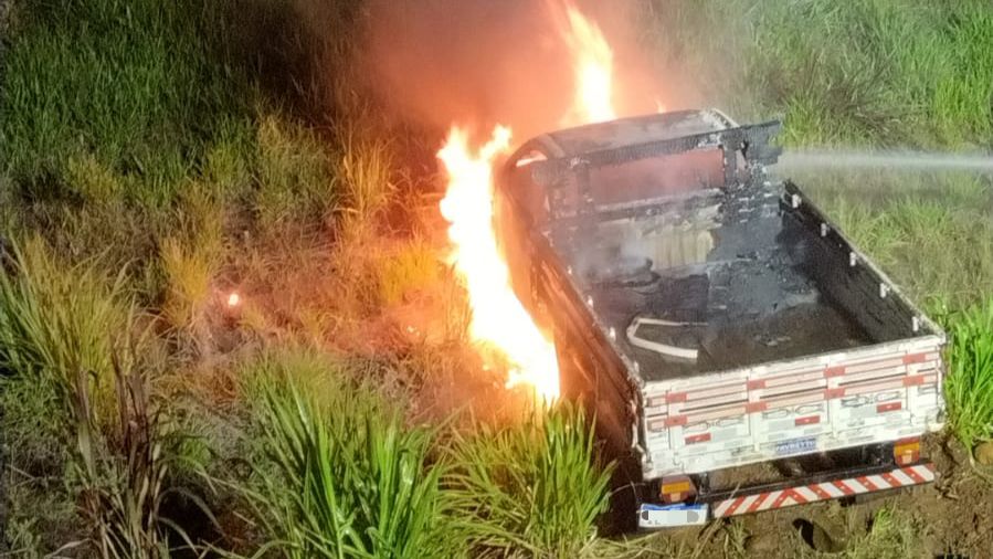 Camionete é destruída por incêndio no interior