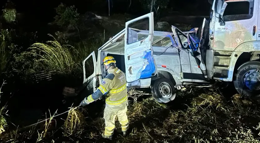 Batida entre carreta e van deixa nove mortos no norte de MG