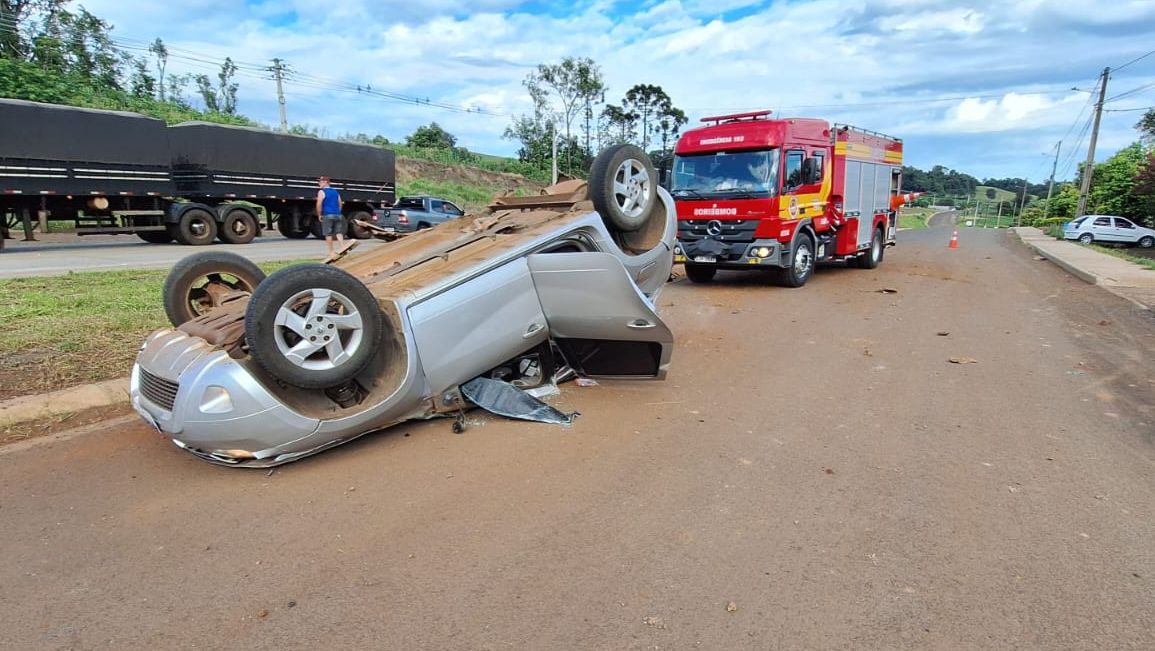 Veículo capota após colisão lateral na BR 163, em São José do Cedro