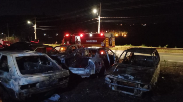 Quatro carros são consumidos pelas chamas em pátio de sucata