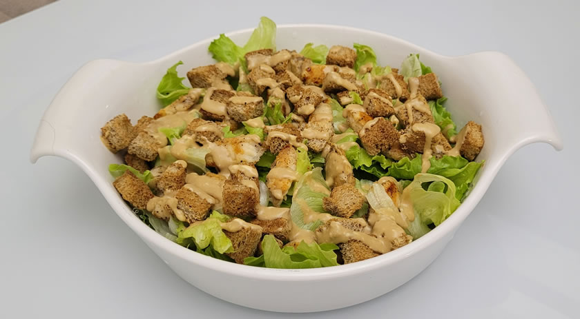 Dete ensina receita de salada ceasar