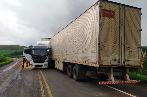 Colisão frontal entre carretas mata motorista de 62 anos na BR-153