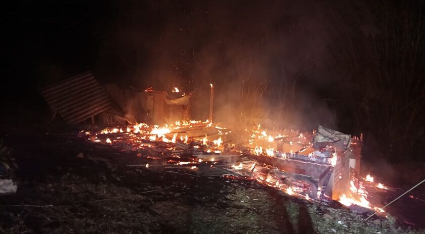 Incêndio consome residência no interior de Anchieta