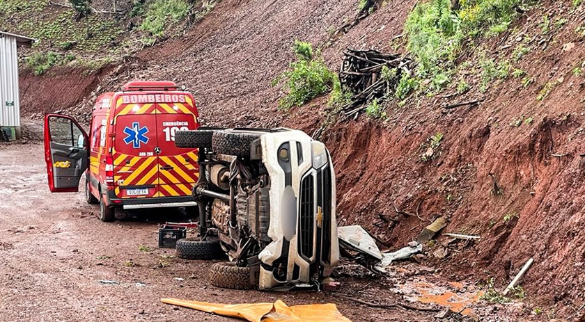 S10 capota na SC-492 entre São Miguel do Oeste e Bandeirante, e condutor sai ileso