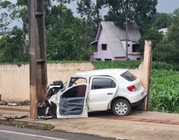 Mulher fica gravemente ferida após carro colidir contra poste na Avenida Willy Barth