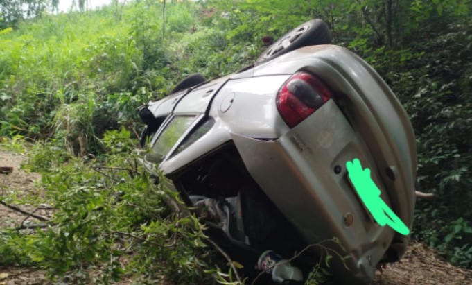 Carro cai em ribanceira após colidir com carreta na Linha Humaitá