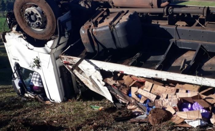 Caminhão capota após sair da pista no Oeste de SC