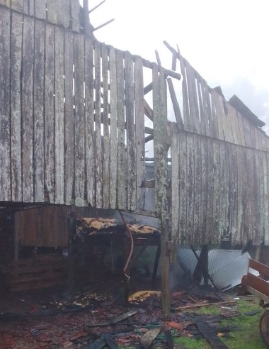 Fogo em galpão rural mobiliza bombeiros