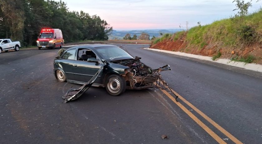 Jovens de 17 e 20 anos morrem ao bater carro contra barranco em rodovia no Oeste