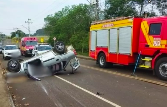 Furto de carro termina com capotamento e 3 pessoas presas em SC