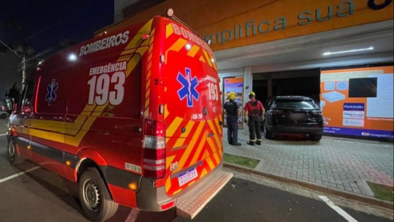 Carro invade loja de materiais de construção em São Miguel do Oeste