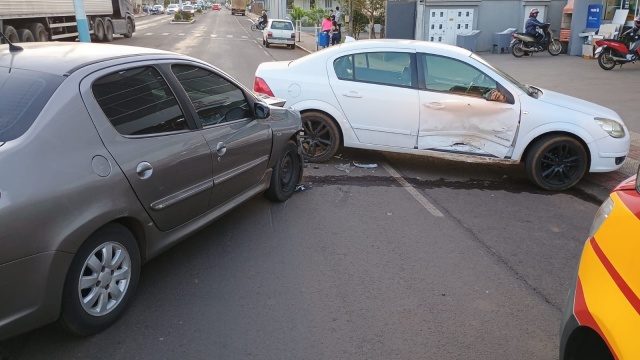Colisão entre dois carros deixa um homem ferido