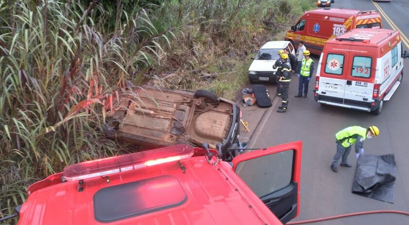 Idoso fica encarcerado após veículo sair da pista e capotar na BR 282