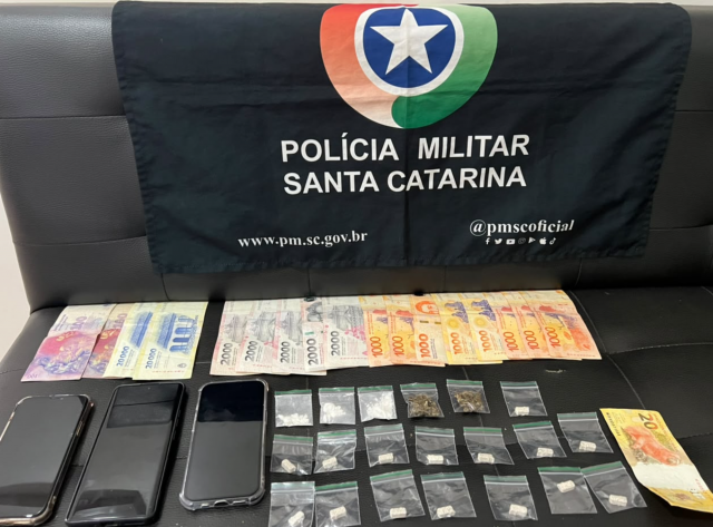 Três pessoas são presas por tráfico de drogas e associação durante abordagem