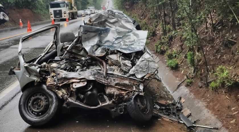 Carro de Maravilha vira ‘bola de metal’ e motorista morre em acidente na BR-282
