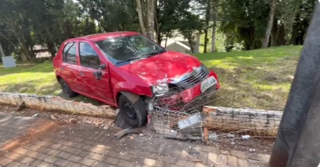 Homem sofre mal súbito perde controle e bate veículo em mureta