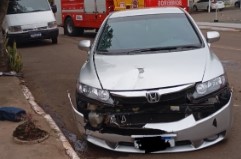 Trabalhador é atingido após carro colidir na traseira de caminhão de coleta de lixo