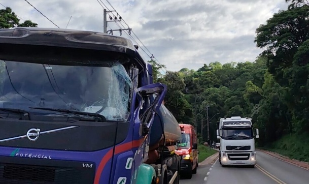 Peça solta atinge caminhão e causa danos de grande monta próximo ao acesso ao Aeroporto de Chapecó