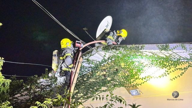 Bombeiros controlam princípio de incêndio em residência no centro