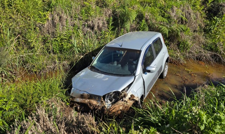 Idosa sai da pista com veículo e cai em córrego