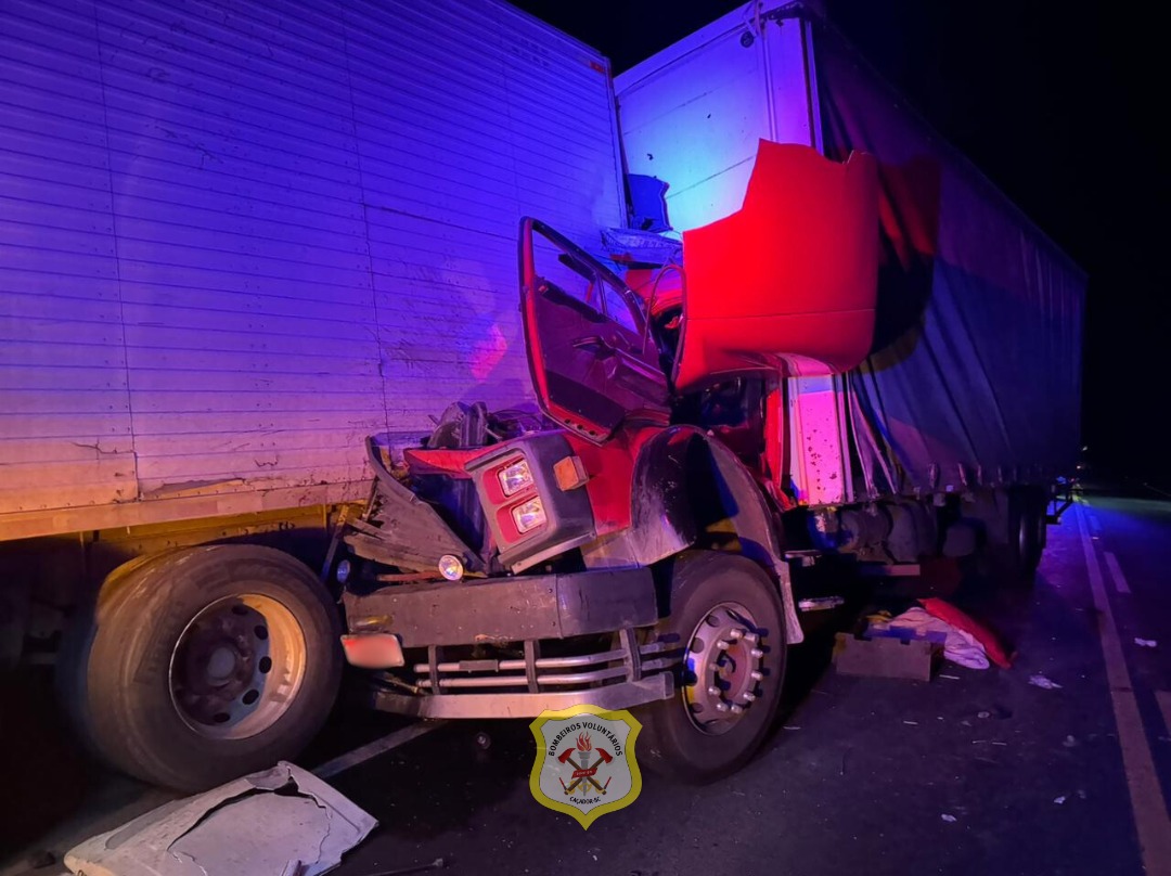 Caminhoneiro sofre ferimentos graves após bater na traseira de outro veículo