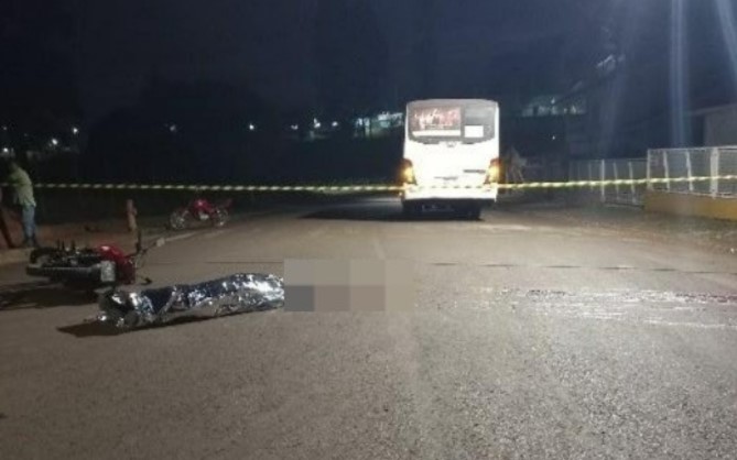 Motociclista de 24 anos morre em colisão contra ônibus
