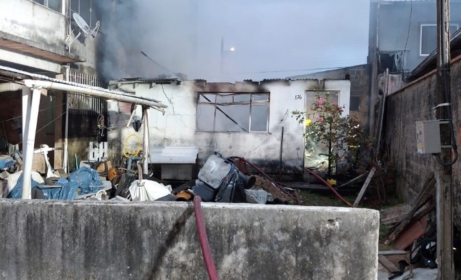 Idosa de 70 anos é encontrada morta após casa pegar fogo