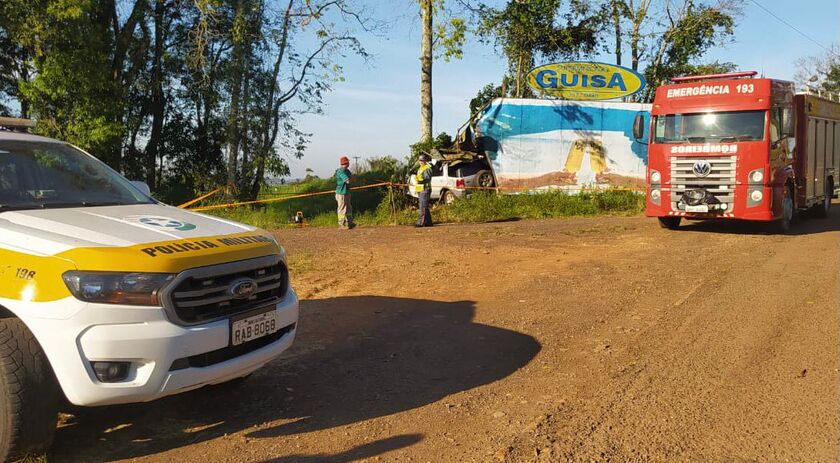 Jovem de 21 anos morre após veículo se chocar contra outdoor no interior