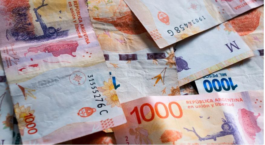 Argentina emitirá notas de 20 mil e 50 mil pesos, diz Milei