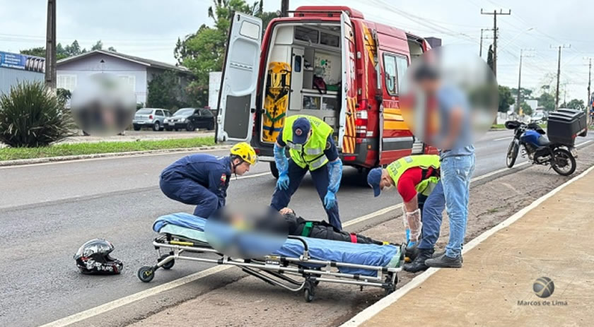 Motociclista é socorrido após acidente com caminhão na Avenida Willy Barth