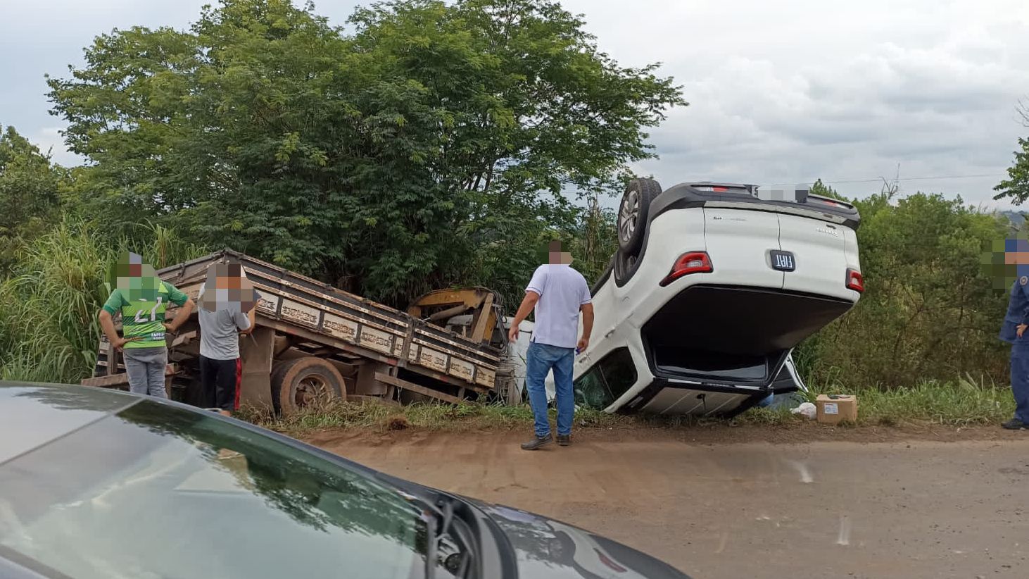 Acidente entre dois carros e caminhão deixa cinco feridos na BR 163