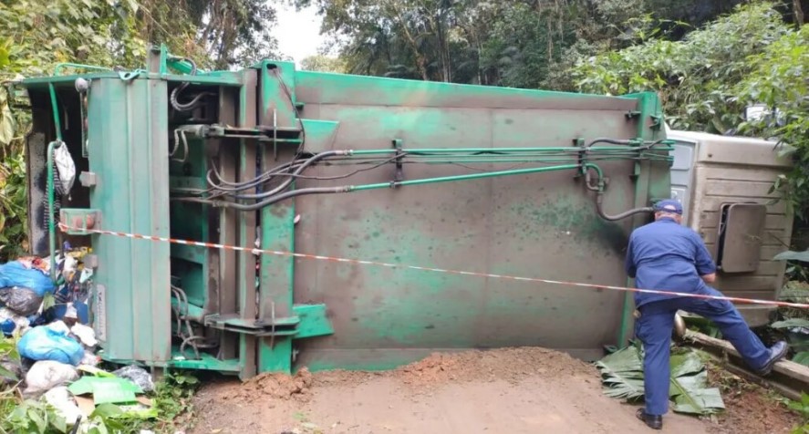 Trabalhador morre após ser esmagado por caminhão de coleta de lixo em SC