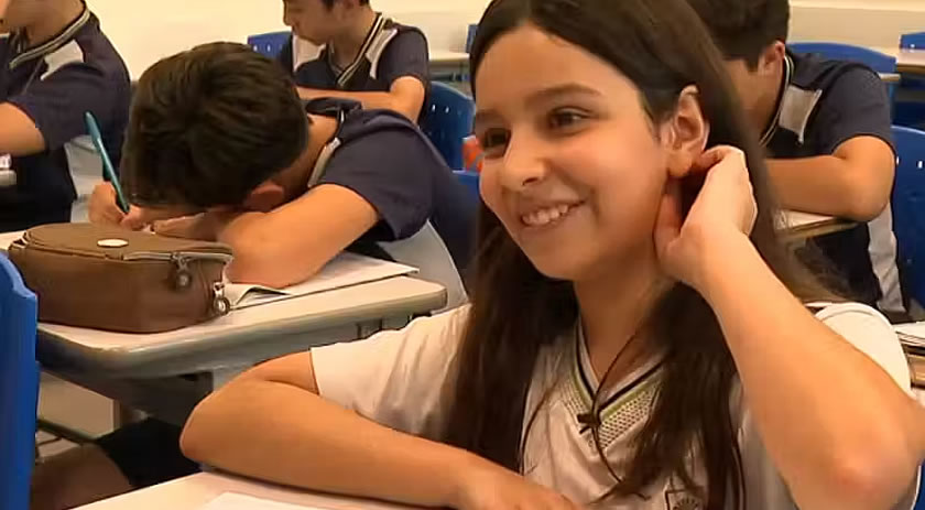 Brasileira de 11 anos cria fórmula para descobrir raiz quadrada e sai em revista científica