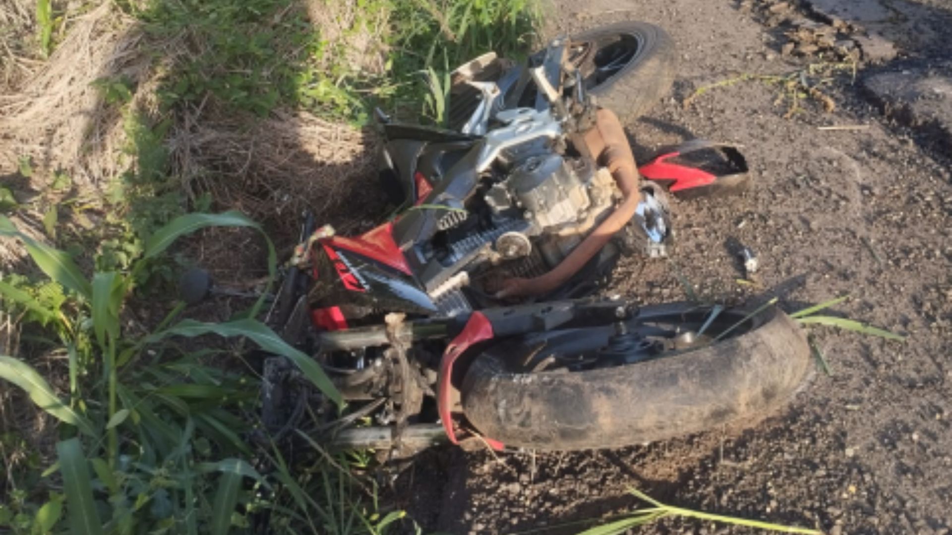 Jovem sofre queda de moto na BR-282 e é encaminhado ao hospital com suspeita de fraturas