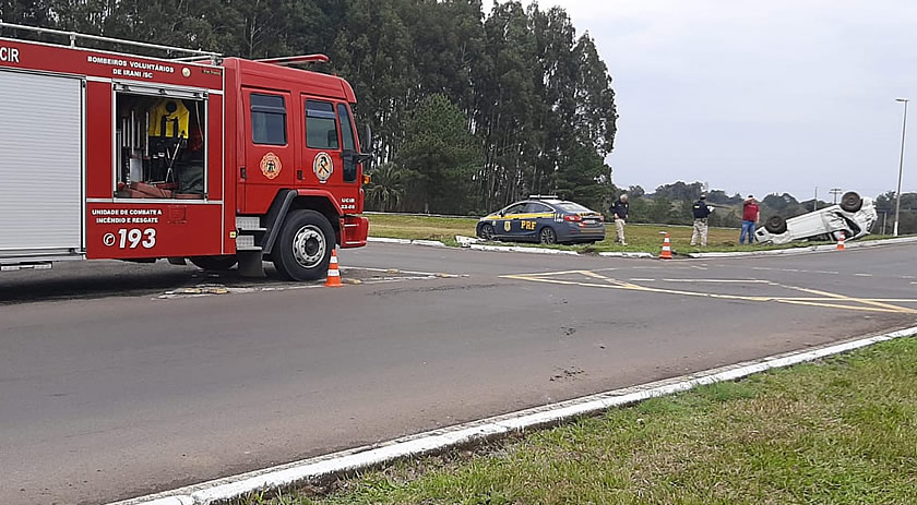 Carro com criança e outras três pessoas capota no trevão de Irani