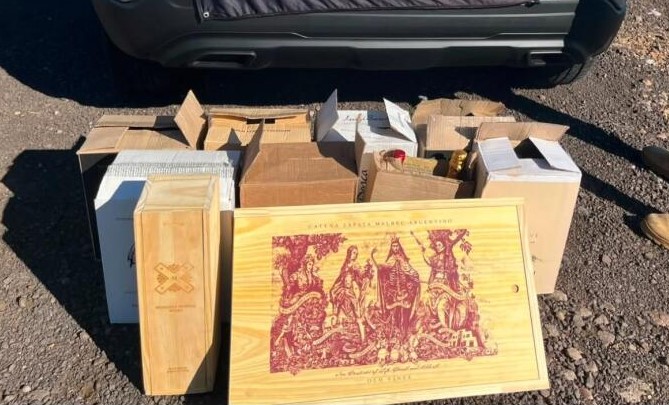 PM apreende veículo e 51 garrafas de vinho argentino por descaminho