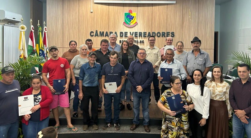 Município efetua entrega de matrículas pelo Programa Lar Legal